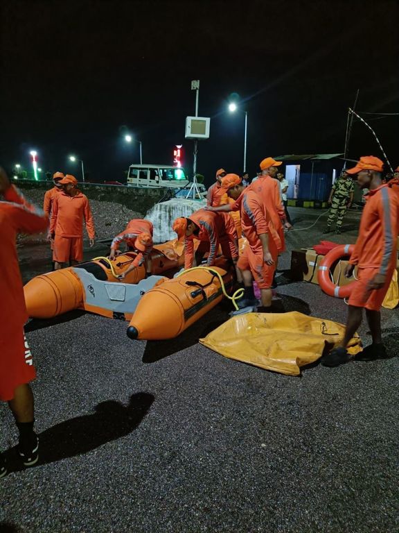 मंडी: जलस्तर बढ़ने से 5 वन विभाग के अधिकारी और 5 लोग एक नाव में फँसे