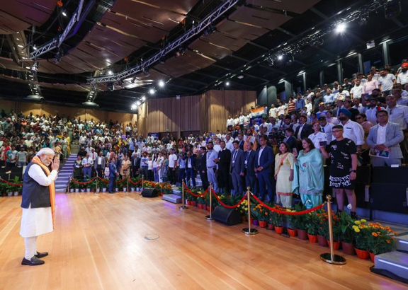Athens: Energetic welcome of PM Modi by Indian Diaspora