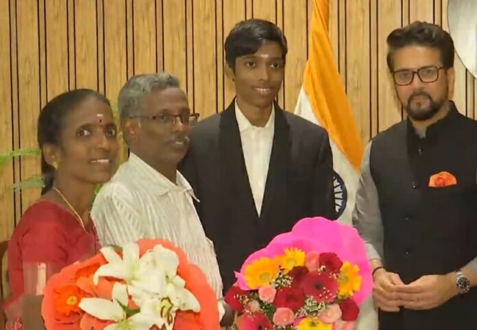 दिल्ली: केंद्रीय मंत्री अनुराग ठाकुर ने भारतीय शतरंज ग्रैंडमास्टर आर प्रग्गनानंद और उनके माता-पिता को सम्मानित किया
