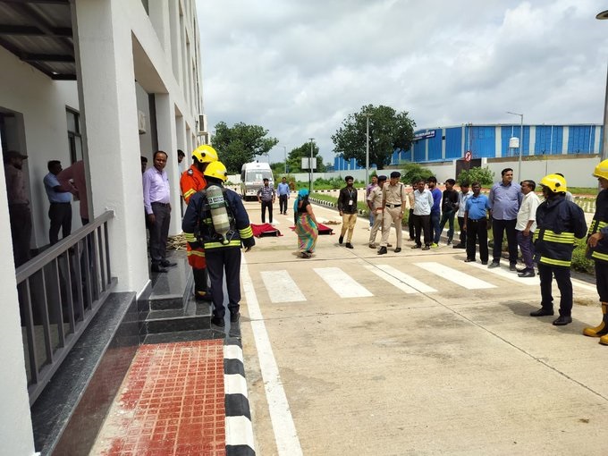 एएआई के खजुराहो हवाई अड्डे पर अग्निशमन विभाग द्वारा वार्षिक बिल्डिंग निकासी मॉक ड्रिल का आयोजन किया गया एएआई के खजुराहो हवाई अड्डे पर अग्निशमन विभाग द्वारा वार्षिक बिल्डिंग निकासी मॉक ड्रिल का आयोजन किया गया