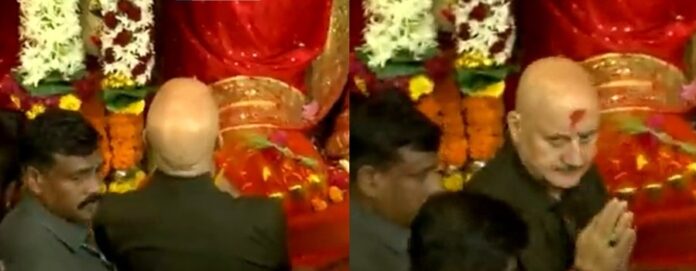 मुंबई: अभिनेता अनुपम खेर ने लालबागचा राजा पंडाल में भगवान गणेश के दर्शन किए