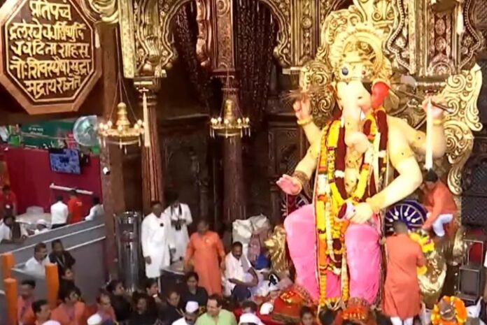 Ganesh Chaturthi 2023: लालबाग के राजा का सज गया दरबार, भारी भीड़ में हुई सुबह की आरती