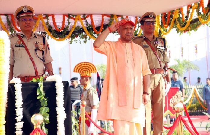 लखनऊ: 'पुलिस स्मृति दिवस' के अवसर पर पुलिस लाइन्स में आयोजित कार्यक्रम में सम्मिलित हुए सीएम योगी