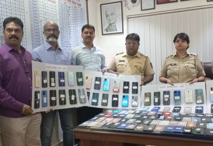 महाराष्ट्र: मुंबई की दिंडोशी पुलिस ने एक विशेष अभियान में 250 से अधिक चोरी और खोए हुए मोबाइल फोन किए बरामद