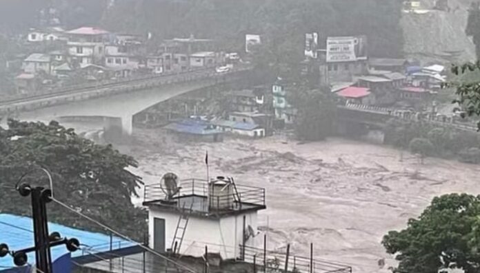 सिक्किम में बादल फटने से भारी तबाही, दो की मौत; ऊफान पर तीस्ता नदी