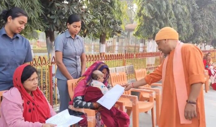 गोरखपुर: सीएम योगी ने जनता दर्शन में लोगों की समस्याएं सुनीं