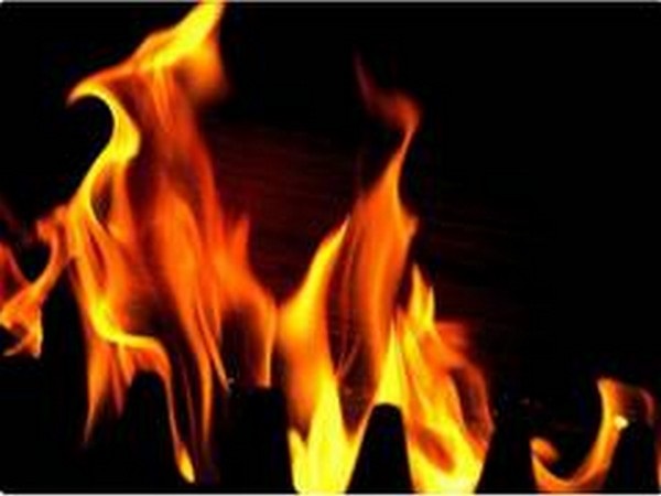 मुंबई: बांद्रा इलाके में एलपीजी सिलेंडर फटने से लगी आग, 5 लोगों के घायल होने की खबर मुंबई: बांद्रा इलाके में एलपीजी सिलेंडर फटने से लगी आग, 5 लोगों के घायल होने की खबर