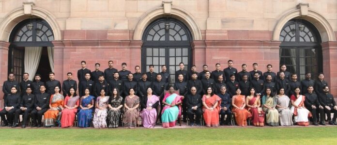 Officer trainees undergoing 98th Special Foundation Course at HIPA, Gurugram call on President Murmu