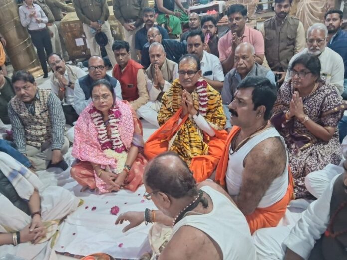 मप्र: सीएम शिवराज सिंह चौहान और उनकी पत्नी ने उज्जैन के महाकालेश्वर मंदिर में पूजा की मप्र: सीएम शिवराज सिंह चौहान और उनकी पत्नी ने उज्जैन के महाकालेश्वर मंदिर में पूजा की