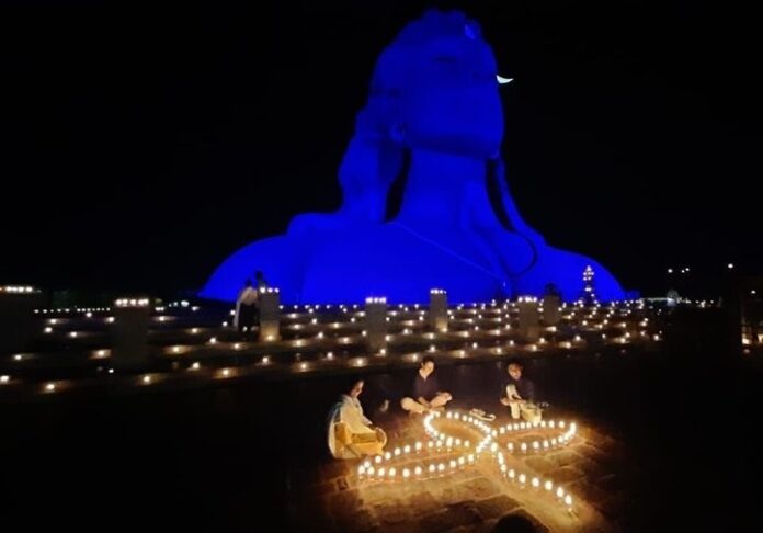 तमिलनाडु: कार्तिगई दीपम के त्योहार के अवसर पर कोयंबटूर में ईशा आश्रम हजारों दीपों की रोशनी से जगमगा उठा