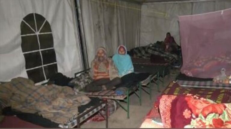 Temperatures drop in the national capital, people resort to bonfires to avoid cold