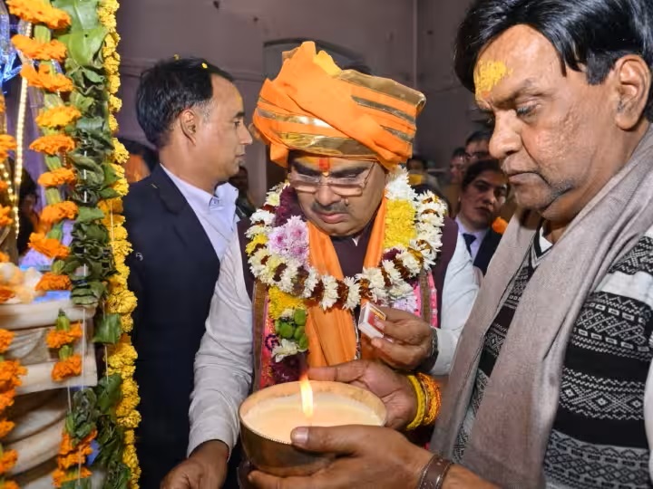 उप्र: राजस्थान के मुख्यमंत्री भजन लाल शर्मा ने गोवर्धन मंदिर में पहुंचकर की पूजा-अर्चना