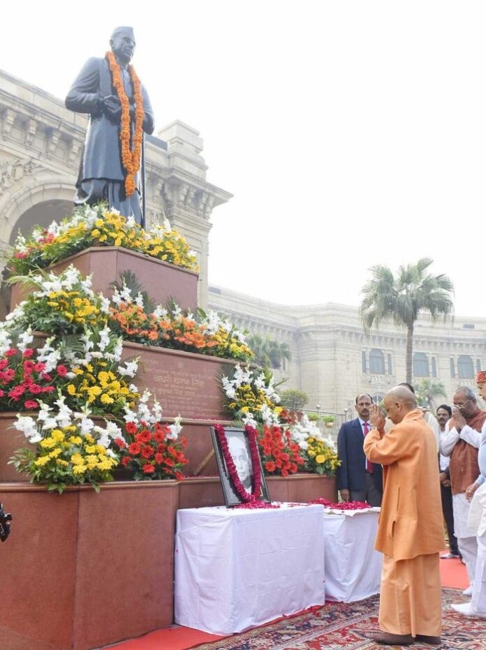 लखनऊ: सीएम योगी ने पूर्व प्रधानमंत्री चौधरी चरण सिंह की जयंती पर उन्हें श्रद्धांजलि अर्पित की