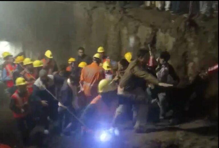 Rajgarh: 5 year old girl who fell in borewell was rescued