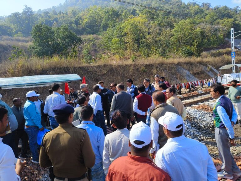 मप्र: रेल संरक्षा आयुक्त ने किया बरखेड़ा-बुदनी स्टेशन के मध्य तीसरी रेल लाइन का निरीक्षण