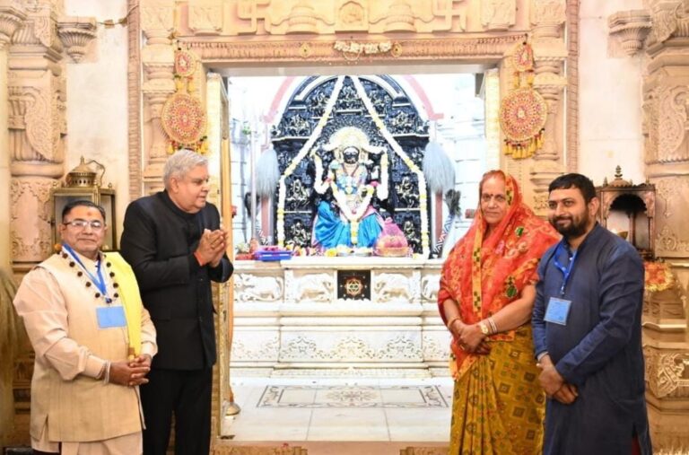 राजस्थान: उपराष्ट्रपति जगदीप धनखड़ ने अपनी पत्नी के साथ बांसवाड़ा में मां त्रिपुरा सुंदरी मंदिर में की पूजा-अर्चना