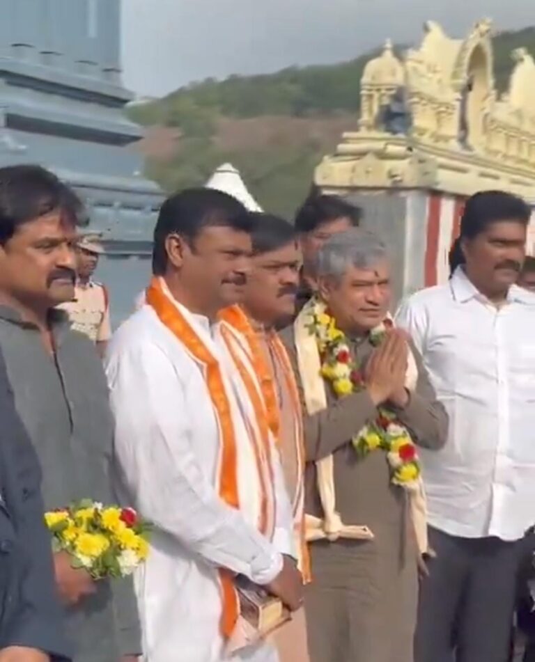 आंध्र प्रदेश : केंद्रीय रेल मंत्री अश्विनी वैष्णव ने वराह लक्ष्मी नरसिम्हा मंदिर में की पूजा-अर्चना