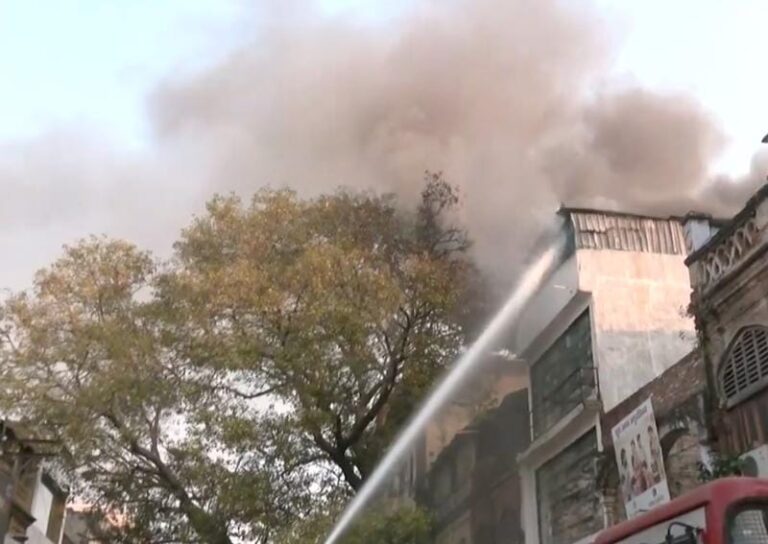 उप्र: अमीनाबाद बाजार में तीन मंजिला इमारत में लगी भीषण आग