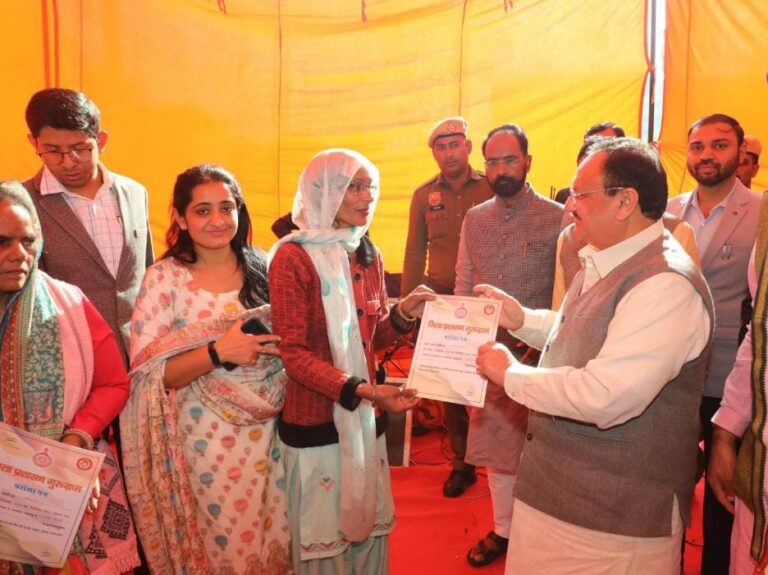 भाजपा राष्ट्रीय अध्यक्ष जेपी नड्डा ने विकसित भारत संकल्प यात्रा के लाभार्थियों को वितरित किए प्रमाण पत्र