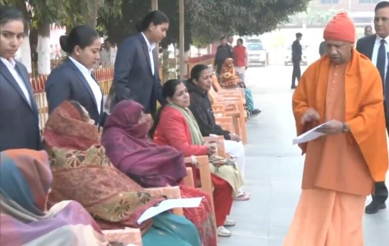 उप्र: CM योगी ने गोरखनाथ मंदिर परिसर में आयोजित जनता दर्शन कार्यक्रम में लोगों की समस्याएं सुनी