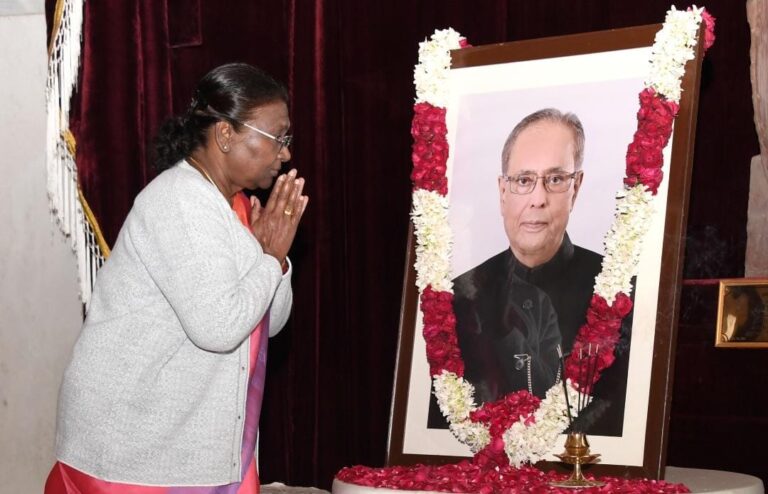 भारत के पूर्व राष्ट्रपति प्रणब मुखर्जी की जयंती पर राष्‍ट्रपति द्रौपदी मुर्मू ने उन्‍हें  पुष्पांजलि अर्पित की