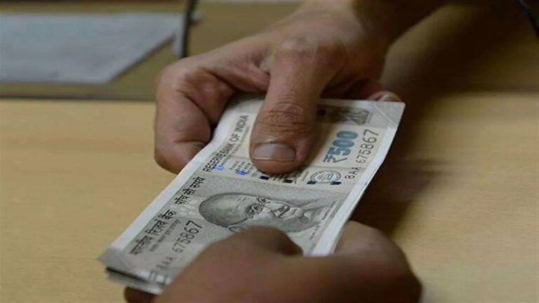 उप्र: लेखपाल संघ के अध्यक्ष रिश्वत लेते हुए गिरफ्तार