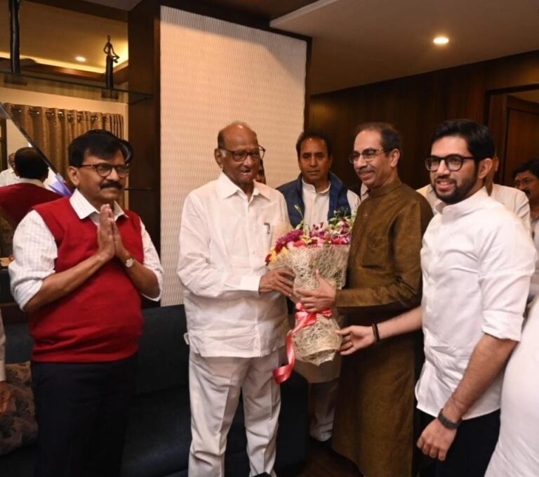 महाराष्ट्र: शिवसेना (UBT) प्रमुख उद्धव ठाकरे, आदित्य ठाकरे और संजय राउत ने NCP प्रमुख शरद पवार से उनके जन्मदिन पर मुलाकात की