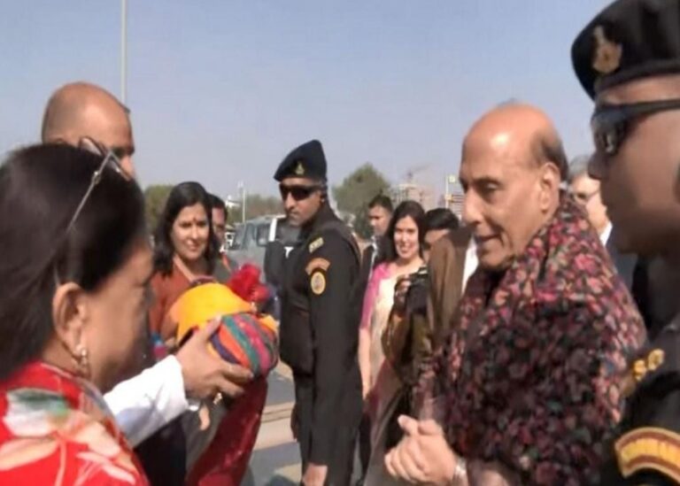 राजस्थान में विधायक दल की बैठक में शामिल होने जयपुर पहुंचे तीनों पर्यवेक्षक