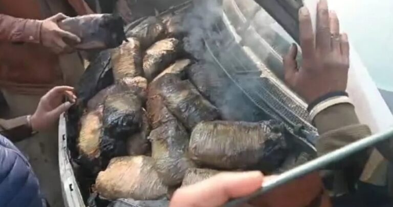 उप्र: पुलिस ने कार से भारी मात्रा में मादक पदार्थ किया बरामद, 4 लोगों को किया गिरफ्तार