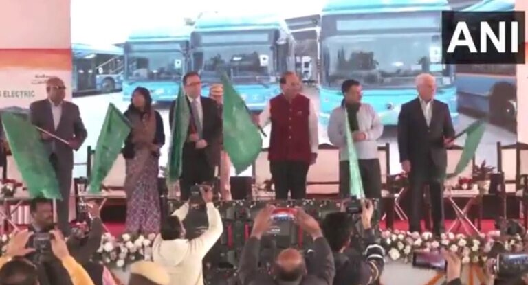 दिल्ली : LG वीके सक्सेना और CM अरविंद केजरीवाल ने 500 नई इलेक्ट्रिक बसों को दिखाई हरी झंडी