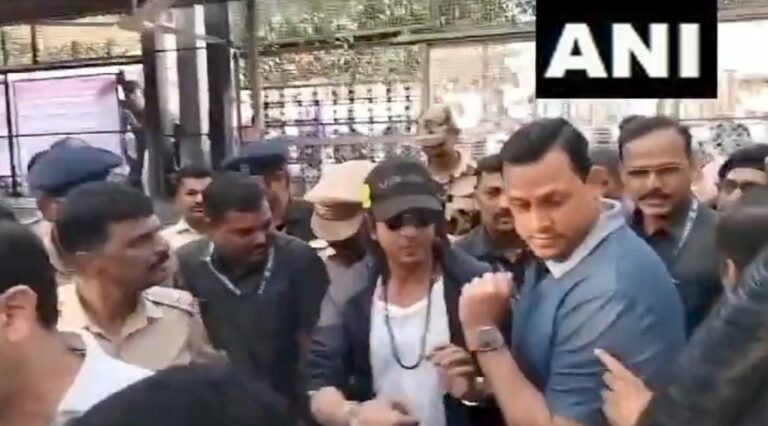 अभिनेता शाहरुख खान ने किए शिरडी साई बाबा के दर्शन