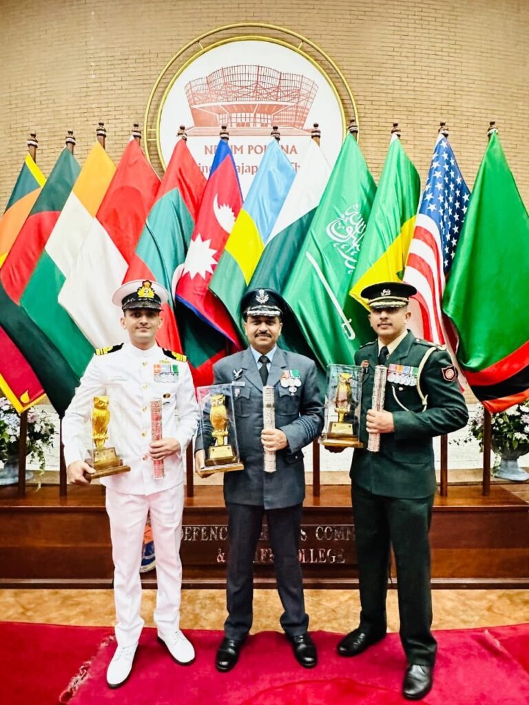 DSCSC में कमांड और स्टाफ कोर्स कर रहे तीनों भारतीय सशस्त्र बलों के अधिकारियों को उत्कृष्ट प्रदर्शन के लिए ‘गोल्डन आउल’ पुरस्कार से किया गया सम्मानित