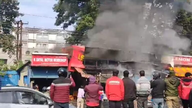 उत्तराखंड: देहरादून में तीन दुकानों में लगी भीषण आग