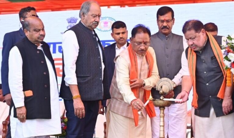 छत्तीसगढ़ : CM विष्णु देव साय ने विकसित भारत संकल्प यात्रा का किया शुभारंभ, वर्चुअल रूप से जुड़े PM मोदी