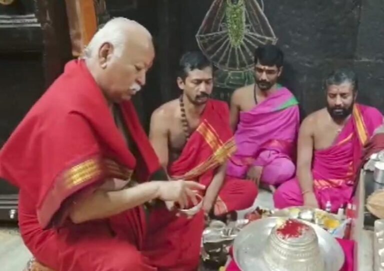 महाराष्ट्र: कोल्हापुर दौरे पर पहुंचे RSS प्रमुख मोहन भागवत, श्री अंबाबाई मंदिर में की पूजा-अर्चना