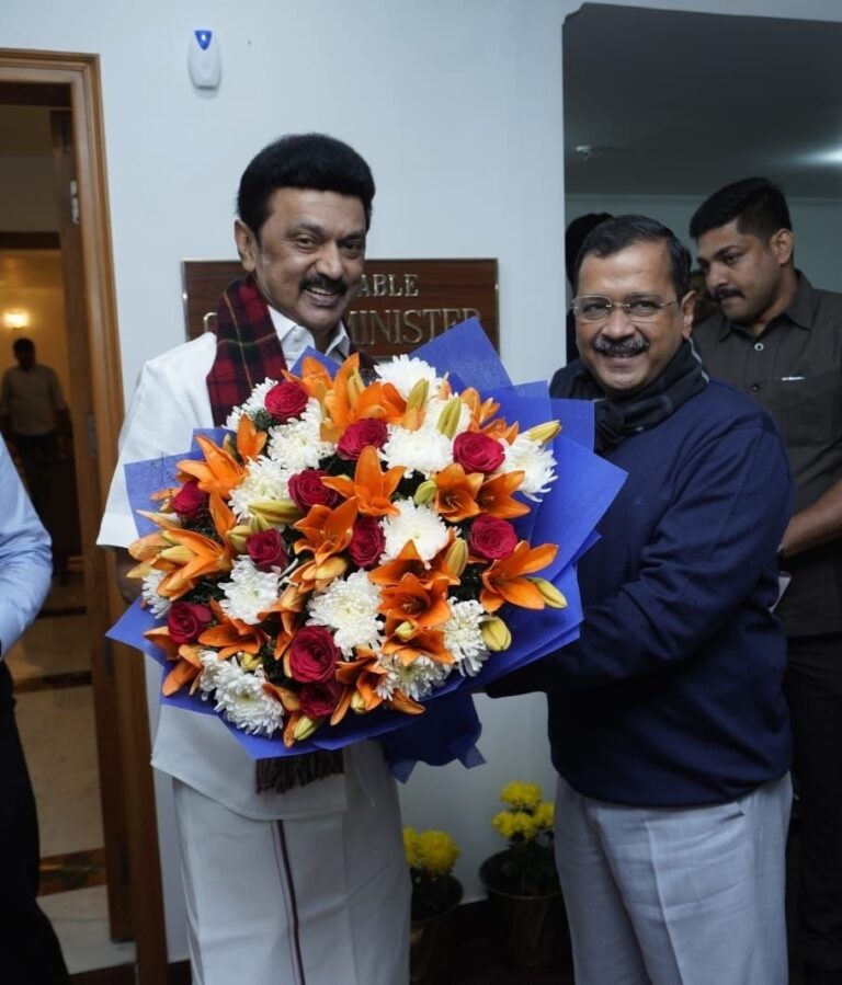 दिल्ली के मुख्यमंत्री अरविंद केजरीवाल ने तमिलनाडु के मुख्यमंत्री एमके स्टालिन से की मुलाकात