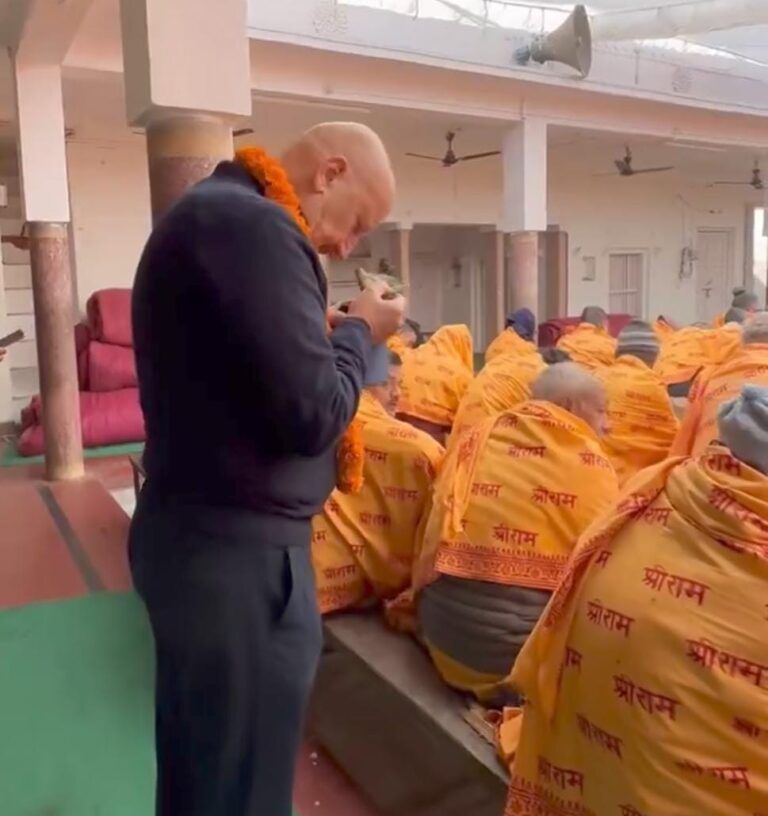 अभिनेता अनुपम खेर ने वाराणसी में किए संकट मोचन मंदिर के दर्शन