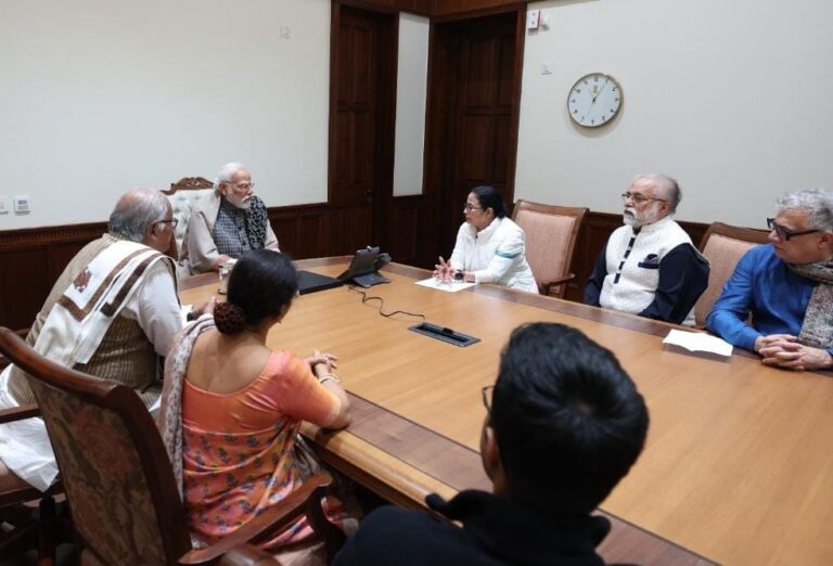 पश्चिम बंगाल की CM ममता बनर्जी ने सांसदों के एक प्रतिनिधिमंडल के साथ PM मोदी से की मुलाकात