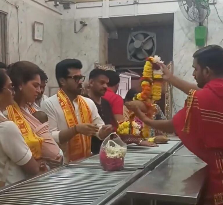 साउथ अभिनेता राम चरण ने पत्नी उपासना के साथ किए महालक्ष्मी मंदिर के दर्शन