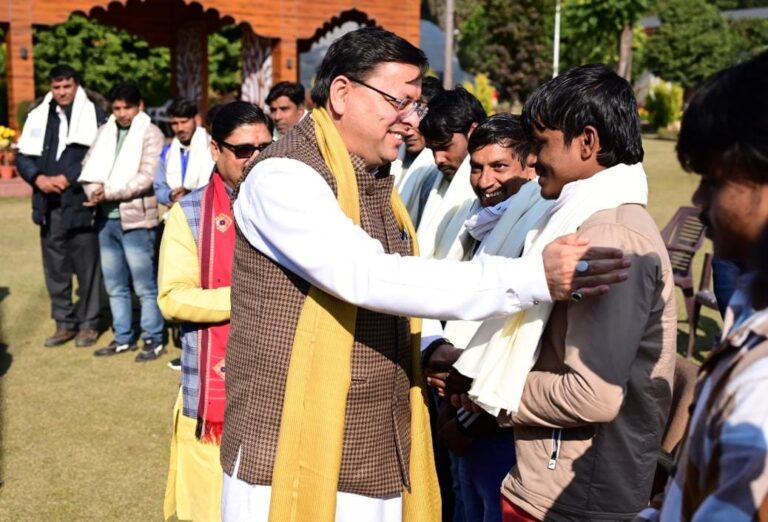 उत्तराखंड : CM पुष्कर सिंह धामी ने 12 रैट माइनर्स को किया सम्मानित