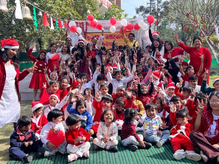 भोपाल : “सेपलिंग्स स्कूल एवं स्वामी विवेकानन्द इंग्लिश स्कूल” में जरुरतमंद बच्चों को उपहार बांटकर क्रिसमस उत्सव का आयोजन किया गया