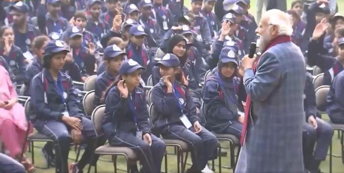 पीएम मोदी ने 'वतन को जानो' कार्यक्रम के तहत J&K के विभिन्न हिस्सों से आए छात्रों से मुलाकात की