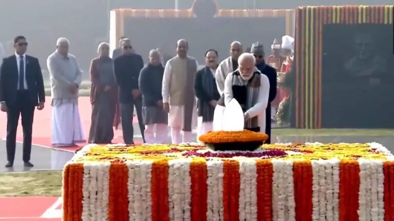 दिल्ली: ‘सदैव अटल’ पहुंचकर राष्ट्रपति-उपराष्ट्रपति, PM मोदी समेत कई नेताओं ने पूर्व प्रधानमंत्री अटल बिहारी बाजपेयी को उनकी 99वीं जयंती पर श्रद्धांजलि अर्पित की