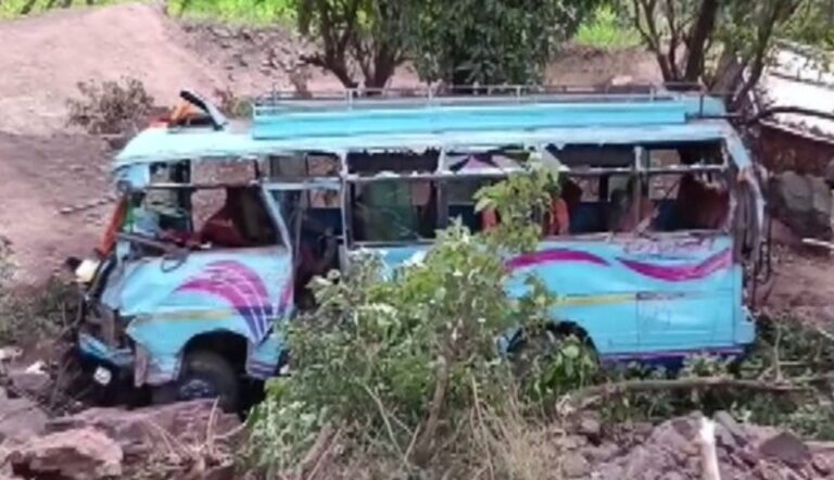 जम्मू-कश्मीर के रियासी में मिनीबस के खाई में गिरने से 2 लोगों की हुई मौत