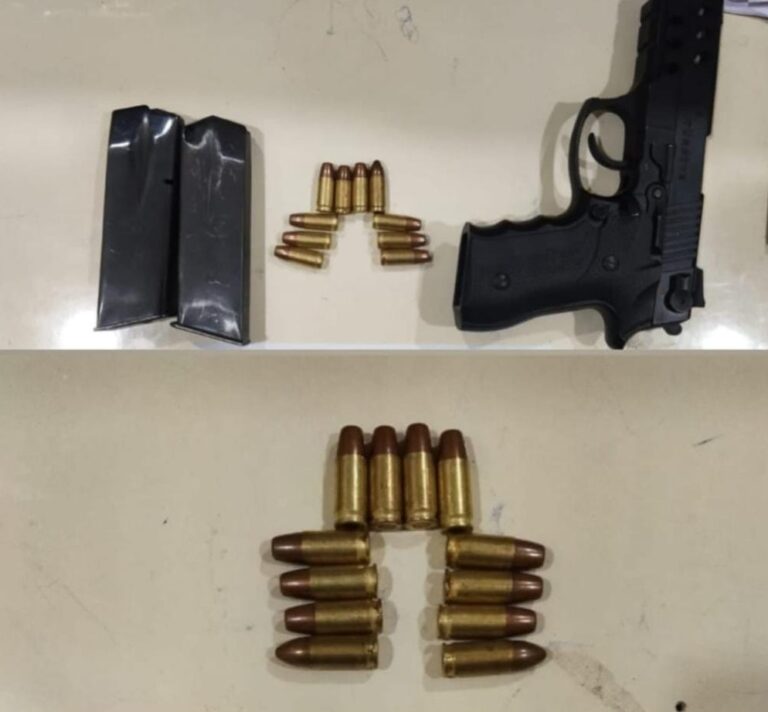 जम्मू-कश्मीर: पुलवामा में पिस्तौल और अन्य सामग्री के साथ तीन संदिग्ध गिरफ्तार