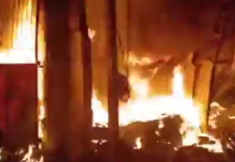 तेलंगाना : स्क्रैप गोदाम में लगी भीषण आग