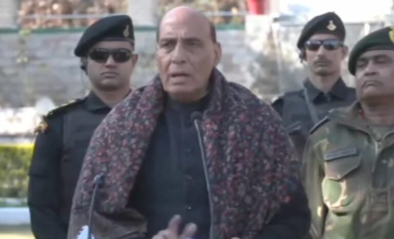 जम्मू-कश्‍मीर : सुरक्षा स्थिति की समीक्षा करने राजौरी पहुंचे रक्षा मंत्री राजनाथ सिंह