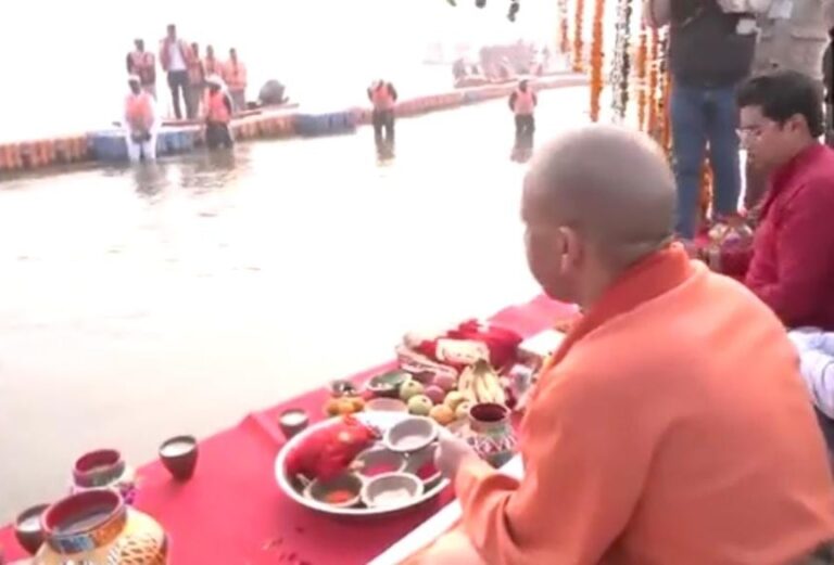 CM योगी ने प्रयागराज में गंगा नदी के तट पर की पूजा-अर्चना