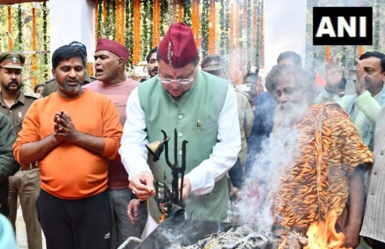 उत्तराखंड के CM पुष्कर सिंह धामी ने तहसील खटीमा के भारमल मंदिर में की पूजा-अर्चना