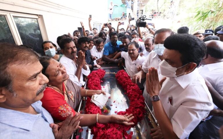 अभिनेता और DMDK प्रमुख विजयकांत के निधन पर तमिलनाडु के CM एमके स्टालिन ने उन्‍हें पुष्पांजलि अर्पित की